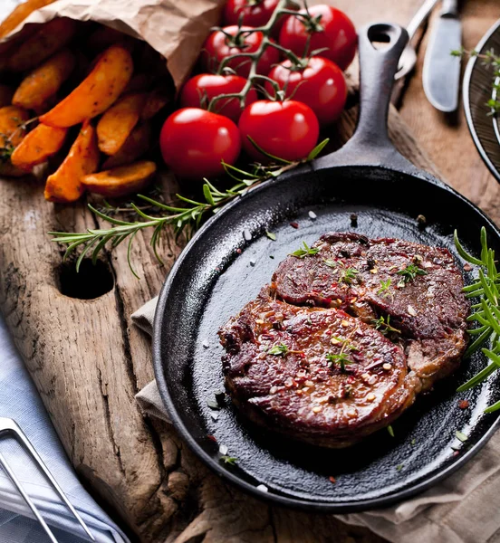 Mittelseltenes Roastbeef Mit Kartoffeln Auf Schwarzem Steinhintergrund Draufsicht Flache Lage — Stockfoto