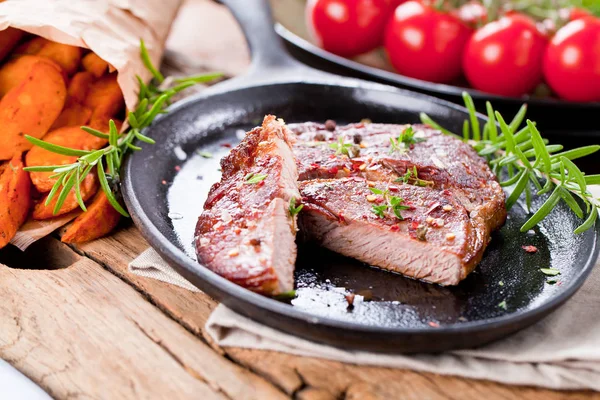 Siyah Taştan Arka Planda Patates Orta Pişmiş Biftek Üst Manzara — Stok fotoğraf