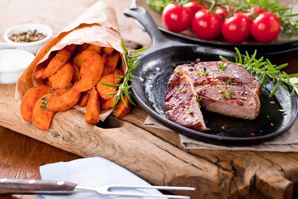 Mittelseltenes Roastbeef Mit Kartoffeln Auf Schwarzem Steinhintergrund Draufsicht Flache Lage — Stockfoto