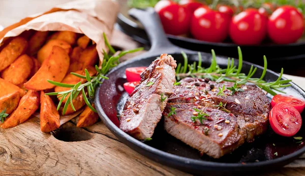 Rare Rôti Boeuf Moyen Avec Pomme Terre Sur Fond Pierre — Photo