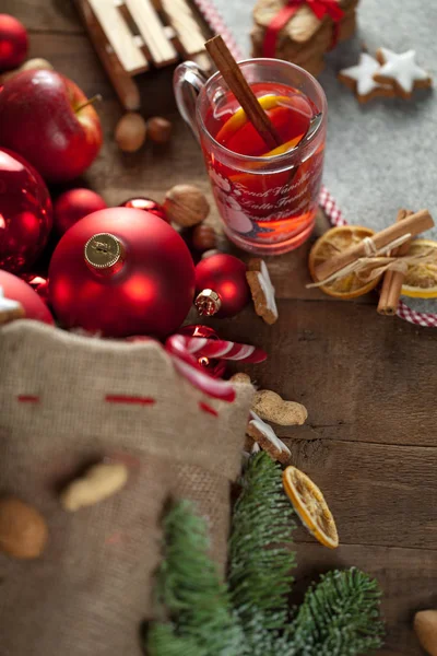 Decoración Navideña Festiva Sobre Fondo Madera —  Fotos de Stock