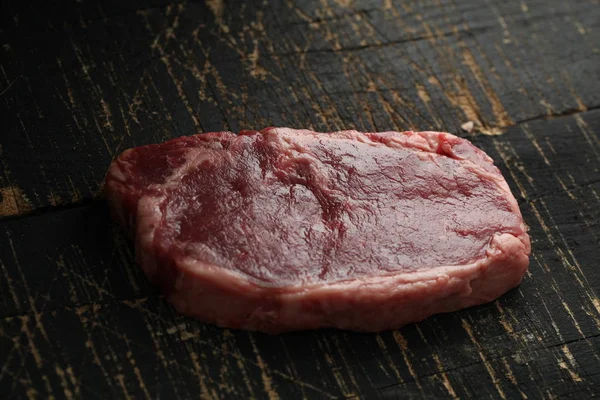 Frisches Stück Fleisch Auf Holzboden — Stockfoto