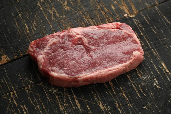 Rebanada Fresca Carne Sobre Fondo Madera — Foto de Stock