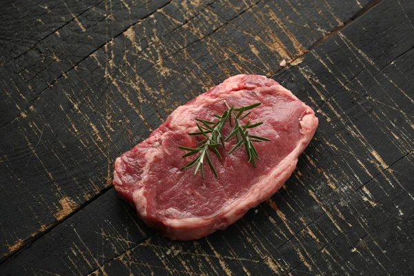 Rebanada Fresca Carne Sobre Fondo Madera — Foto de Stock