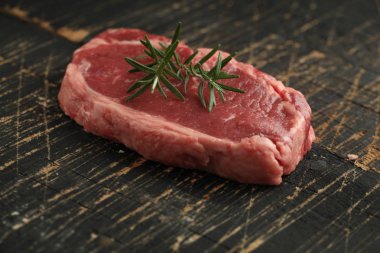 taze et ahşap arka plan üzerinde dilim