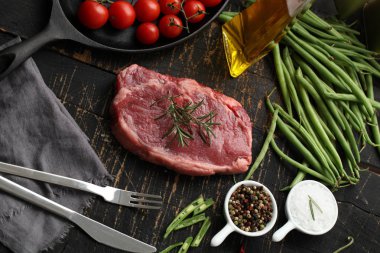 taze et ahşap arka plan üzerinde dilim