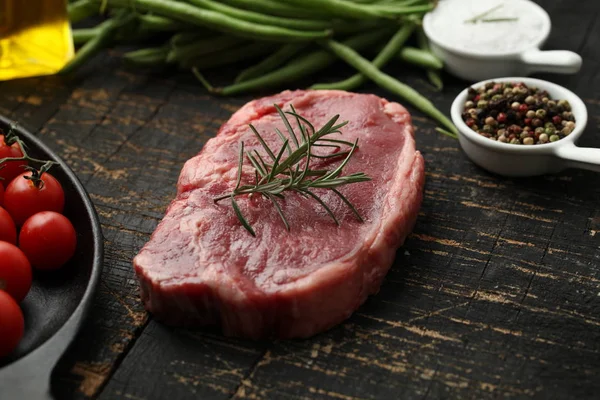 Rebanada Fresca Carne Sobre Fondo Madera — Foto de Stock