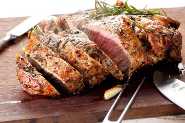 Ahşap kesme tahtasında ızgara biftek.