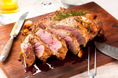 Ahşap kesme tahtasında ızgara biftek.