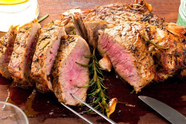 Ahşap kesme tahtasında ızgara biftek.