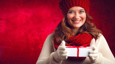 kış, insanlar, mutluluk kavramı - kadın eşarp ve eldiven ile büyük kar tanesi