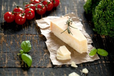 Ahşap tahta parçaları kahvaltilari reggiano veya parmesan peynir