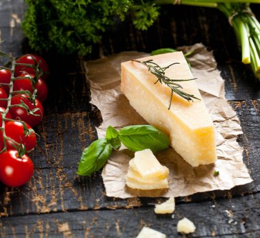 Ahşap tahta parçaları kahvaltilari reggiano veya parmesan peynir