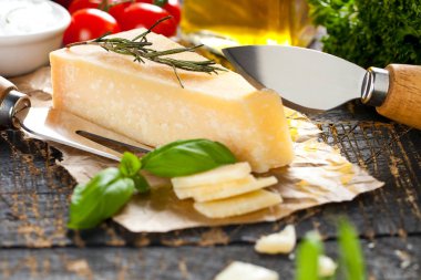 Ahşap tahta parçaları kahvaltilari reggiano veya parmesan peynir