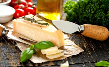 Ahşap tahta parçaları kahvaltilari reggiano veya parmesan peynir