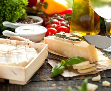 Ahşap tahta parçaları kahvaltilari reggiano veya parmesan peynir