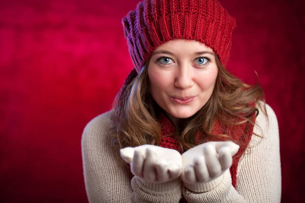 Winter Mensen Geluk Concept Vrouw Sjaal Handschoenen Met Grote Sneeuwvlok — Stockfoto