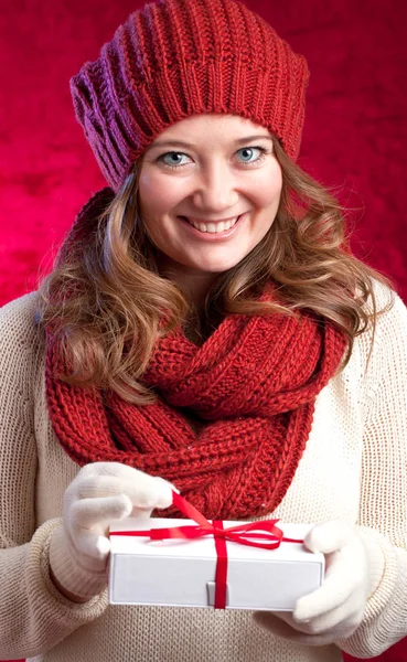 幸福の概念 スカーフと大きな雪の結晶を手袋の女性 — ストック写真