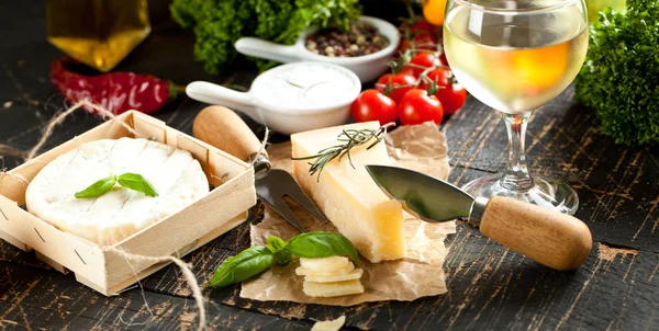 Bitar Parmigiano Reggiano Eller Parmesan Ost Träskiva — Stockfoto