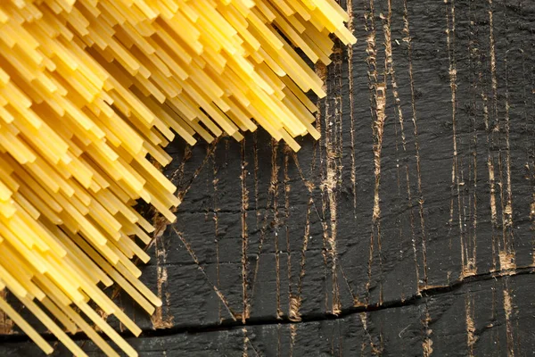 Gele Lange Spaghetti Een Rustieke Achtergrond Gele Italiaanse Pasta Lange — Stockfoto