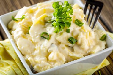 yoğurt ve mayonez sos chives ile patates salatası