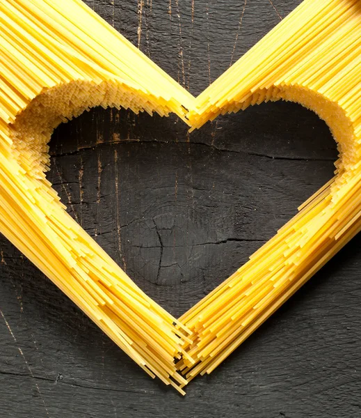 Gele Lange Spaghetti Een Rustieke Achtergrond Gele Italiaanse Pasta Lange — Stockfoto
