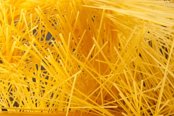 Gele Lange Spaghetti Een Rustieke Achtergrond Gele Italiaanse Pasta Lange — Stockfoto