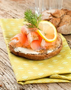 ahşap arka plan üzerinde izole taze somon fileto ile ekmek