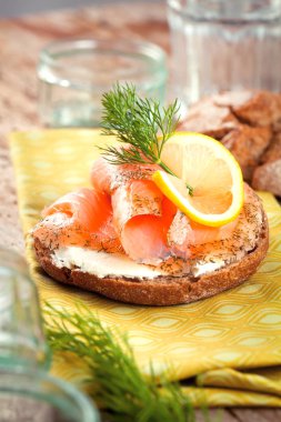 ahşap arka plan üzerinde izole taze somon fileto ile ekmek