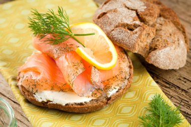 ahşap arka plan üzerinde izole taze somon fileto ile ekmek