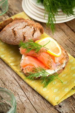 ahşap arka plan üzerinde izole taze somon fileto ile ekmek