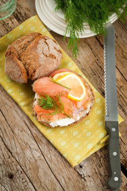 ahşap arka plan üzerinde izole taze somon fileto ile ekmek