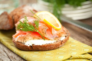 ahşap arka plan üzerinde izole taze somon fileto ile ekmek