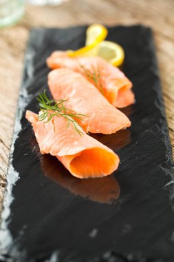 Limon ve dereotu seçici odak ile somon füme