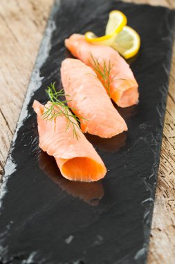 Limon ve dereotu seçici odak ile somon füme