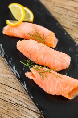 Limon ve dereotu seçici odak ile somon füme