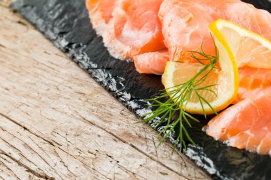 Limon ve dereotu seçici odak ile somon füme