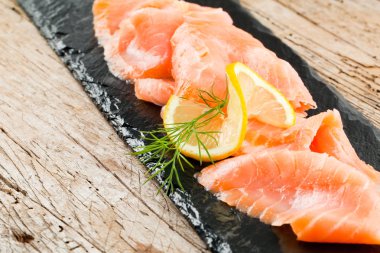 Limon ve dereotu seçici odak ile somon füme