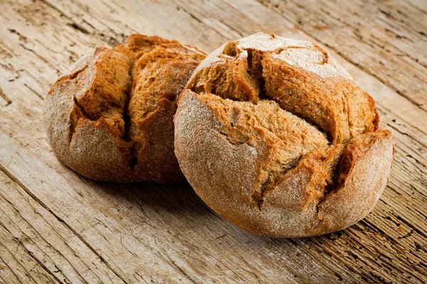 Frisches Brot Auf Dem Küchentisch Gesunde Ernährung Und Traditionelles Bäckereikonzept — Stockfoto