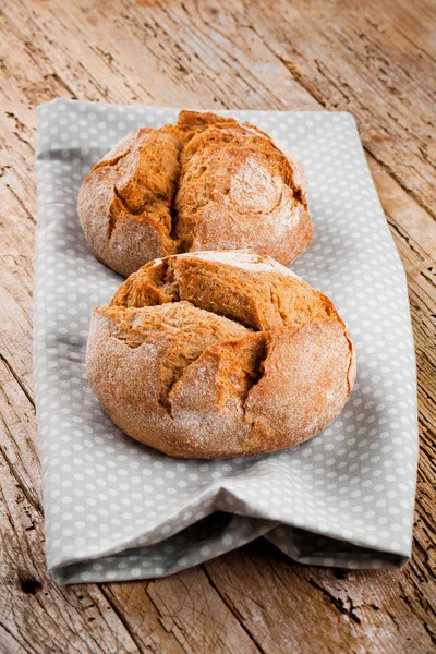 Frisches Brot Auf Dem Küchentisch Gesunde Ernährung Und Traditionelles Bäckereikonzept — Stockfoto