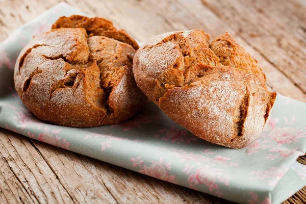 Frisches Brot Auf Dem Küchentisch Gesunde Ernährung Und Traditionelles Bäckereikonzept — Stockfoto