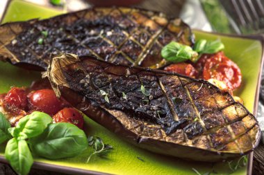 siyah arka planda, üstten görünüm, sırlı ızgara patlıcan alanı Kopyala