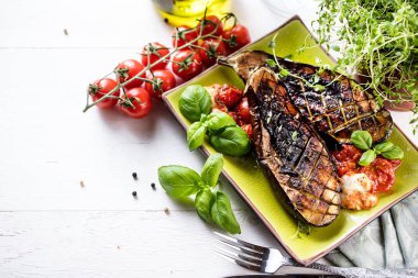 siyah arka planda, üstten görünüm, sırlı ızgara patlıcan alanı Kopyala