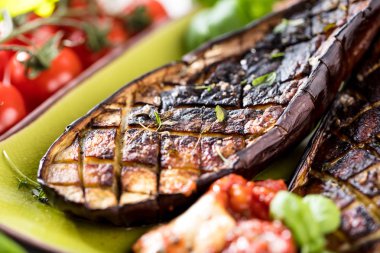 siyah arka planda, üstten görünüm, sırlı ızgara patlıcan alanı Kopyala