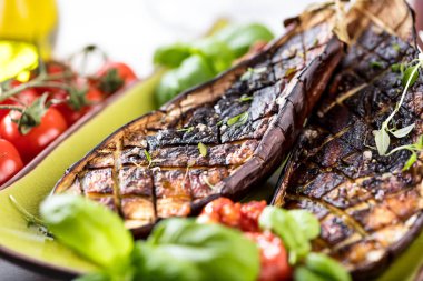 siyah arka planda, üstten görünüm, sırlı ızgara patlıcan alanı Kopyala