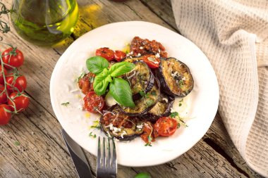 siyah arka planda, üstten görünüm, sırlı ızgara patlıcan alanı Kopyala