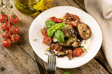 siyah arka planda, üstten görünüm, sırlı ızgara patlıcan alanı Kopyala