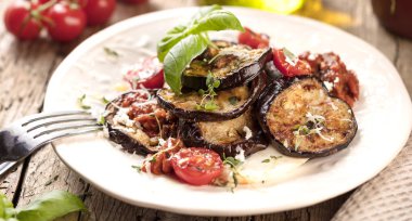 siyah arka planda, üstten görünüm, sırlı ızgara patlıcan alanı Kopyala