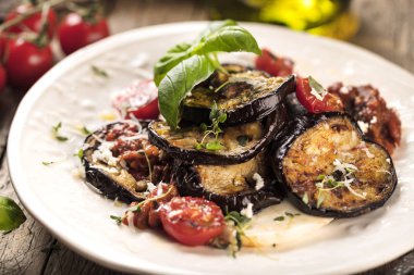 siyah arka planda, üstten görünüm, sırlı ızgara patlıcan alanı Kopyala