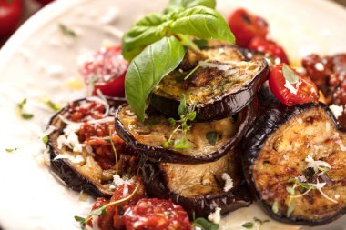 siyah arka planda, üstten görünüm, sırlı ızgara patlıcan alanı Kopyala